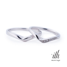 ｉｔｈ（イズ）:【コンモート】くっきりVシェイプの、指が美しく見える結婚指輪