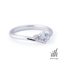 ｉｔｈ（イズ）:【ティアラ】ダイヤモンドが愛らしく輝く、V字のシルエットが美しい婚約指輪