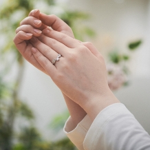 ｉｔｈ（イズ）:【フィオーレ】レリーフのような意匠が美しい、植物モチーフの婚約指輪
