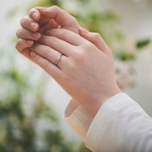 ｉｔｈ（イズ）:【オブリーク】指を美しく見せる斜めラインの婚約指輪