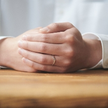 ｉｔｈ（イズ）:【レガート】優しいU字カーブが指を包み込む結婚指輪