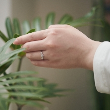ｉｔｈ（イズ）:【ソフィア】細く長い指を演出するV字フォルムの婚約指輪