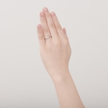 ｉｔｈ（イズ）:【クリスターロ】多面のデザインにランダムなヤスリ目の模様を施した結婚指輪
