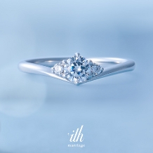 【ティアラ】ダイヤモンドが愛らしく輝く、V字のシルエットが美しい婚約指輪