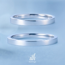 【クアトロ】シャープな平打ちが涼しげな印象を与える、装飾を省いた結婚指輪