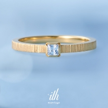 【アルコバレーノ】雨筋がモチーフの彫り模様に、四角いダイヤが煌めく婚約指輪