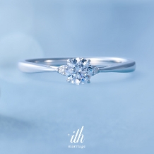 【クオレ】ハートの石座と透かし模様が可愛らしい婚約指輪