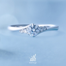 【オーンダ】ダイヤモンドで波間の煌めきを表現した婚約指輪