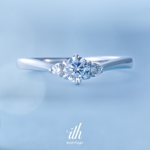 【デイジー】3石のダイヤモンドが清楚に輝く婚約指輪