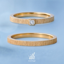 【ピオージャ】祝福の雨がモチーフの縦ラインの彫り模様が珍しい結婚指輪