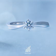 【ソレイユ】躍動的なS字カーブがダイヤモンドを引き立てる婚約指輪