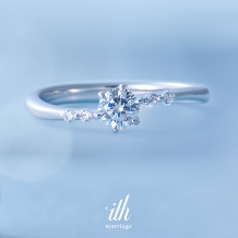 【コスモ】ダイヤモンドがふわりと浮かぶ婚約指輪