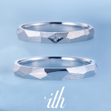 【クリスターロ】多面のデザインにランダムなヤスリ目の模様を施した結婚指輪