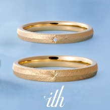ｉｔｈ（イズ）:【ピウマ】羽の彫り模様と星のワンポイントが目を惹く、優しい結婚指輪