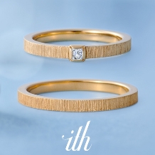【ピオージャ】祝福の雨がモチーフの縦ラインの彫り模様が珍しい結婚指輪
