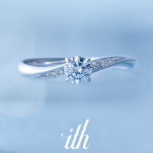 【フューメ】指を細く長く見せるカーブシルエットの婚約指輪