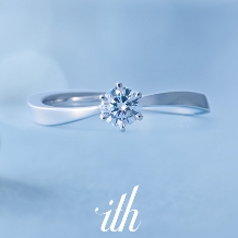 【ソレイユ】躍動的なS字カーブがダイヤモンドを引き立てる婚約指輪
