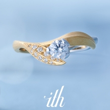 ｉｔｈ（イズ）:【マイア】芽吹く若葉に、ダイヤモンドの蕾が花をつけるコンビカラーの婚約指輪