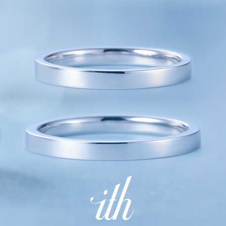 ｉｔｈ（イズ）:【クアトロ】シャープな平打ちが涼しげな印象を与える、装飾を省いた結婚指輪