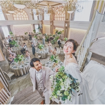 Casa d' Angela Aoyama（カサ・デ・アンジェラ青山）:【26年9月～11月】80名407万→327万！気候抜群の秋婚がお得に叶う！:【最大130万優待特典＆毎週末BIGフェア開催】洗練された街・南青山。都心でありながら緑溢れる外苑前駅から徒歩1分。好アクセス＆オールバリアフリーの充実設備。全会場貸切の上質空間と絶品黒毛和牛4万試食をフェアで体験。期間限定の特典も満載！