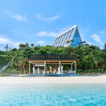 ザ・ギノザリゾート　美らの教会／アールイズ・ウエディング：今予約が断前お得！【26年9月～11月秋婚の方へ】晴天率◎人気シーズンも100万以内でお得に：