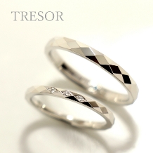 TRESOR（トレゾア）:lumtere（光）　光が当たる角度、指の動きにあわせてきらめいてくれる