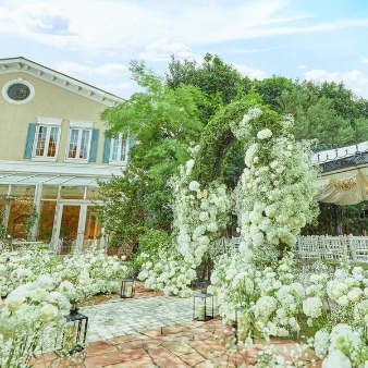 ソンブルイユ TOKYO（SOMBREUIL TOKYO）:【平日の挙式＊】60名236万円◆ゆったり平日プラン♪《挙式時間も自由に選べる》:＼*ミシュラン星付き★★評判の美食×都心の貸切邸宅で叶える”おもてなし”ウェディング*／◆好アクセス！東京駅から10分・飯田橋駅から3分の嬉しい好立地◆憧れガーデンウェディングが都心で叶う☆彡花と緑に囲まれた美しい邸宅◆「一度は食べたい！」7年連続★ミシュラン星付きシェフの絶品フレンチをフェアで体験しよう♪