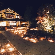 駒ヶ根高原　古民家ウェディング　「音の葉」:古民家を埋め尽くすキャンドルの光が二人を見守る灯り婚プラン