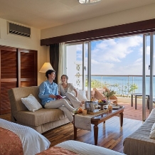 アイネス　ヴィラノッツェ　ｉｎ　カヌチャベイ～グラン・ブルーチャペル～／クチュールナオコウエディング：カヌチャリゾート2泊付きフォトウエディング【ビーチ＆ガーデン】50カット２名￥211,200～：