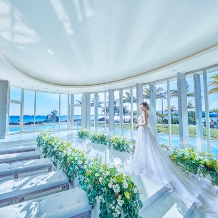 アイネス　ヴィラノッツェ　ｉｎ　カヌチャベイ～グラン・ブルーチャペル～／クチュールナオコウエディング：衣裳込みフォトウエディング【チャペル＆ビーチ＆ガーデン】70カット撮影データ　２名￥209,000～：