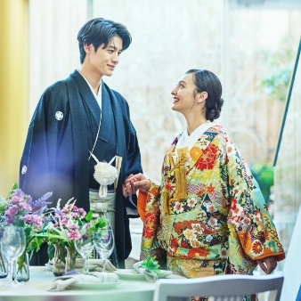 ＬＡＺＯＲ　ＧＡＲＤＥＮ　ＮＡＧＯＹＡ（ラソール　ガーデン・名古屋）:＜通年／和婚＞ドレスから和装へのお色直し衣裳込みプラン:【名駅徒歩5分×1組貸切】都心の利便性と自然に包まれたリゾートの開放感の両方を贅沢に叶える上質なウエディングを。天井高7mを誇る自然光にあふれるチャペルに、喧騒から隔絶された水と緑のガーデン、そこに併設したゆとりあるパーティ会場。そのすべてを1組で貸切可能。黒毛和牛や旬の魚料理を楽しめるコース仕立て豪華無料試食（デザート付き）や光のチャペルでの挙式体験をブライダルフェアではお楽しみください。豪華来館・成約特典も！