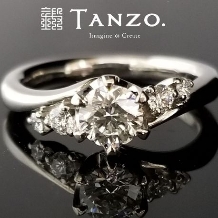 [TANZO]両サイドのダイヤモンドがアクセントの婚約指輪