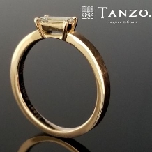ＴＡＮＺＯ．(鍛造指輪):[TANZO] こだわりのバケットカットダイヤモンドの婚約指輪