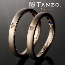 [TANZO]手のひらで包むハートの刻印の結婚指輪