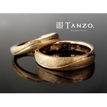 [TANZO]ピンクゴールドを幅広に、ラインで個性的な結婚指輪