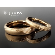 ＴＡＮＺＯ．(鍛造指輪):[TANZO]ピンクゴールドを幅広に、ラインで個性的な結婚指輪