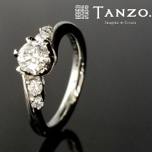 ＴＡＮＺＯ．(鍛造指輪):[TANZO]両サイドのダイヤモンドがアクセントの婚約指輪
