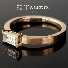 ＴＡＮＺＯ．(鍛造指輪):[TANZO] こだわりのバケットカットダイヤモンドの婚約指輪