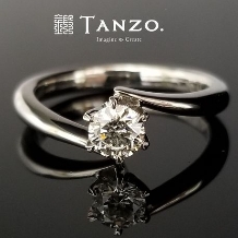 [TANZO]ダイヤモンドをシンプルに挟み込んだデザインの婚約指輪
