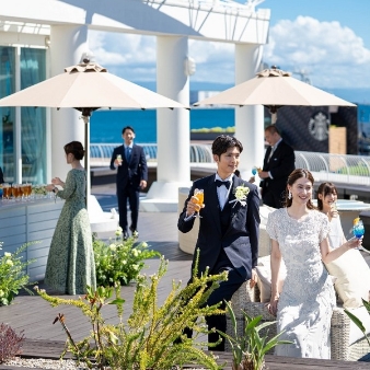 ＯＣＥＡＮ ＰＬＡＣＥ:【二部制ウエディングプラン】162万円☆1部20名親族＋2部20名友人☆新しいカタチの結婚式スタイル:みなと元町駅から7分！神戸の空、海、街を見渡す絶景×レストランの本格イタリアン◆海を見渡す神戸港を舞台に、空と海に永遠を誓うセレモニーは格別。1日1組限定で、選べるふたつのチャペルとパーテイスペース。さらにはふたつのガーデンでガーデン付。まるでリゾートのような空間で上質なおもてなしと心温まるパーティを。10名様～100名様まで幅広くご利用いただけます。★充実のフェア内容★《来館特典》お申し込みの有無に関わらず当館が式場見学1軒目＆AM来館で選べるギフト最大3万円分プレゼント！【当館クチコミ高評価◎特選牛などが食べられる3万円相当ハーフコース試食】※土日祝のAMフェア限定・平日は1件目来館であれば適用◆《成約特典》1件目来館で挙式料20万円やドレス20万円プレゼントなど、ウェディングアイテム最大150万円優待♪