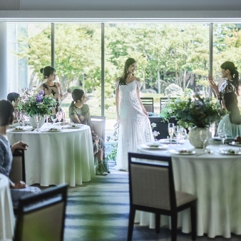 ＧＩＦＵ　ＭＯＮＯＬＩＴＨ（岐阜モノリス）:＼大人数でも安心お得／100名86万円特典！内容充実のウエディングプラン:【自然の美×あなたらしさ】ガーデン付邸宅で全館貸切のプライベートウエディングをふとした表情、何気ない風景。特別に飾り立てたものではなく、自然体こそがここでは絵になる。季節ごとに違った表情を見せる庭園、透明な光が包むチャペル、モダンデザインに岐阜伝統の美しさを加えた一軒家。肩の力を抜いて、いつもの自分らしく過ごして。