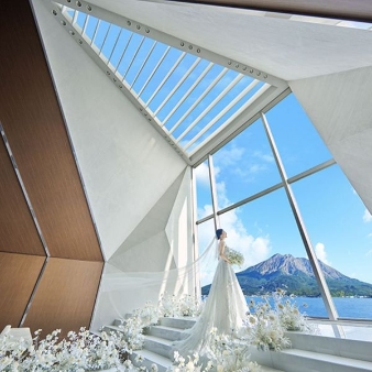 THE BAYSUITE SAKURAJIMA TERRACE（ザ・ベイスイート 桜島テラス）:◆200名限定★手出し0プラン◆775万⇒552万円！ゲストハウスでは希少な200名規模。手出し0で楽しめる一日◎:鹿児島唯一【＊チャペルからも桜島を望む＊】天井高8.7mを誇る圧巻のロケーションを前に誓う挙式が叶うBaysuite！天井から降り注ぐ光の中で憧れのウエディングスタイルが叶う最新会場。100名のパーティーから、挙式プラン29万円、フォト婚18.9万円、6名会食35万円等様々なスタイルがをご提案♪