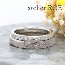 【斜めの線を境目にデザインを変えた結婚指輪】ふたりで作る特別な手作り結婚指輪