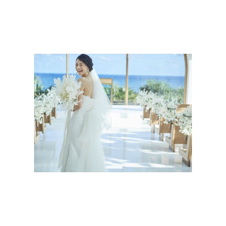 ザ・ギノザリゾート　美らの教会／アールイズ・ウエディング：【卒花人気☆】美ら海の水平線を眺めながら叶えるウエディング