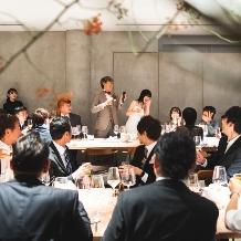 IWAI OMOTESANDO:5～6月来館・2組限定プラン！【60名／挙式＋披露宴】飾らない自分に戻れる、透明な場所＜2026年内＞