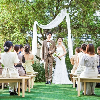 ＷＥＥＫＥＮＤ　ＨＯＵＳＥ &nbsp;（ウィークエンドハウス）:〈ゼクシィ限定＊大人数プラン〉【120名379万】天神邸宅貸切Party Plan:天神駅徒歩圏内、各公共交通機関からもアクセス抜群！福岡では珍しい『一棟貸切邸宅』＆非日常感溢れる西海岸の貸切リゾート！1泊2日のステイウェディングも先輩カップルから大好評！開放感のある空間で叶えるおふたりらしいオリジナルウェディングをご提案！できたてのお料理で大切なゲストの皆様をおもてなし★6名～130名まで幅広く対応。気になるご予算や日程相談など、専属プランナーが丁寧にご説明させていただきます。ご日程に関してはまだ目処がたっていなくてもお気軽にご相談ください！1件目の見学がおすすめ♪今だけ1件目来館で3万円ギフトプレゼント！ドレス特典やスイートルーム宿泊特典等、選べるご成約特典も満載♪