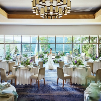 KUMAMOTO MONOLITH（熊本モノリス）:＼120名以上でも安心お得／ 120名101万円特典！ 最大150名までご案内可能な大人数プラン:【グランドリニューアル】光を纏った水上ヴィラと石造りのチャペルで奏でる永遠の誓い。3面滝が流れる独立型チャペルや水上ステージが印象的なガーデンテラスも備えた絶景邸宅。1組貸切なので全館自由に使った多彩な演出でゲストと自然体で愉しめ、オープンキッチンから出来立ての美食でおもてなしも叶う。【熊本駅10分、無料送迎バス付で安心】。