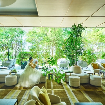 KUMAMOTO MONOLITH（熊本モノリス）:【30名の場合】＼45万円分特典／少人数婚プラン:【グランドリニューアル】光を纏った水上ヴィラと石造りのチャペルで奏でる永遠の誓い。3面滝が流れる独立型チャペルや水上ステージが印象的なガーデンテラスも備えた絶景邸宅。1組貸切なので全館自由に使った多彩な演出でゲストと自然体で愉しめ、オープンキッチンから出来立ての美食でおもてなしも叶う。【熊本駅10分、無料送迎バス付で安心】。