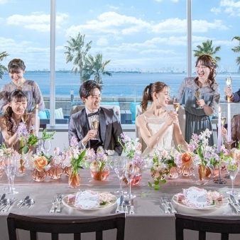 グランドニッコー東京ベイ 舞浜:【27年10～11月】人気の秋婚！ゲストと楽しむ美食の秋ウエディング＊60名様336万⇒285万円:澄み渡る空ときらめく海を望む開放的な空間で、大切なゲストと過ごす特別な一日。美食とおもてなしにつつまれるホテルウエディングを、秋限定プランでお得に叶えて。