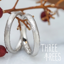 あえてヤスリの跡を残したままで… THREE TREES 手作り結婚指輪
